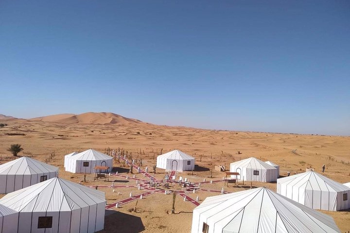 Merzouga: nuit dans un camp de luxe dans le désert avec promenade à dos de chameau, repas et sandboard