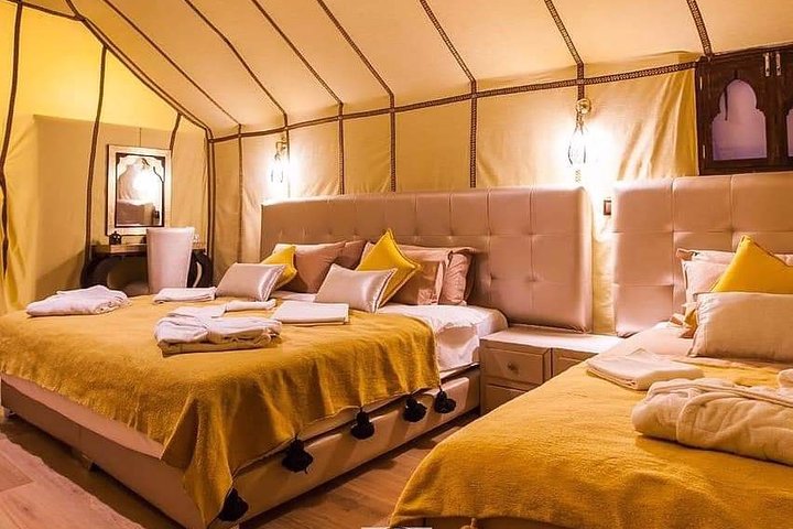 Merzouga: nuit dans un camp de luxe dans le désert avec promenade à dos de chameau, repas et sandboard