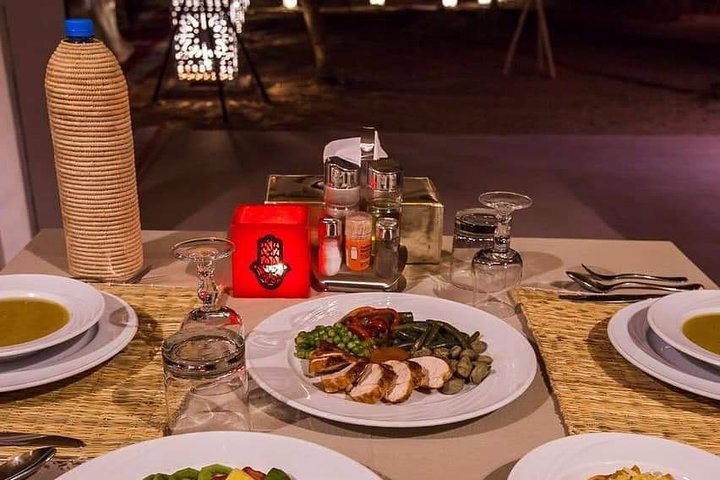 Merzouga: nuit dans un camp de luxe dans le désert avec promenade à dos de chameau, repas et sandboard