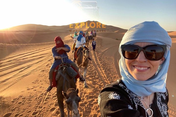 Merzouga: nuit dans un camp de luxe dans le désert avec promenade à dos de chameau, repas et sandboard