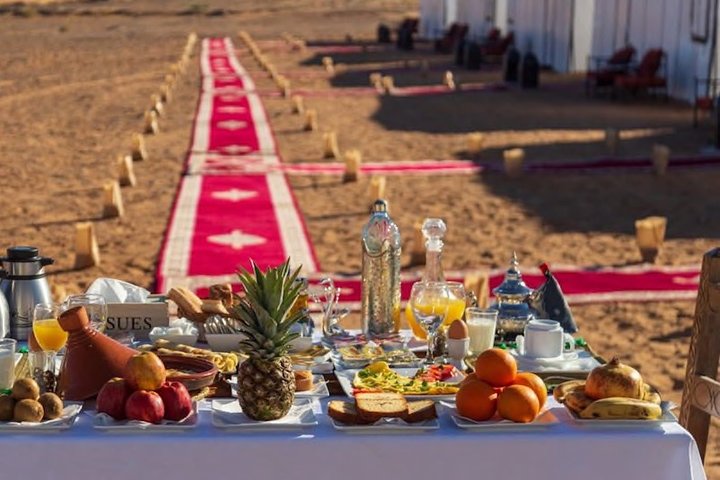 Merzouga: Übernachtung im Luxus-Wüstencamp mit Kamelritt, Mahlzeiten und Sandboarding