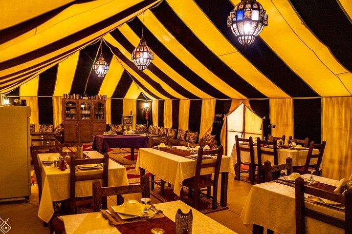 Merzouga: Übernachtung im Luxus-Wüstencamp mit Kamelritt, Mahlzeiten und Sandboarding