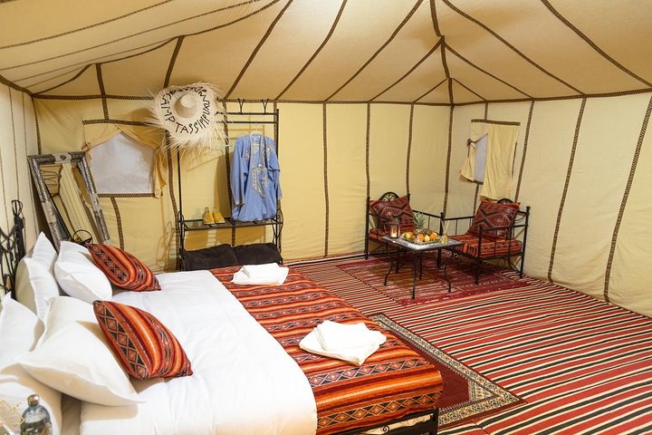 Merzouga: Übernachtung im Luxus-Wüstencamp mit Kamelritt, Mahlzeiten und Sandboarding