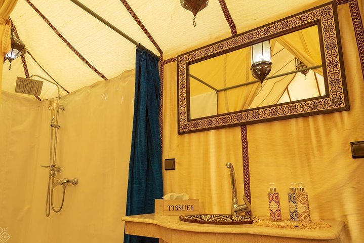 Merzouga: Übernachtung im Luxus-Wüstencamp mit Kamelritt, Mahlzeiten und Sandboarding