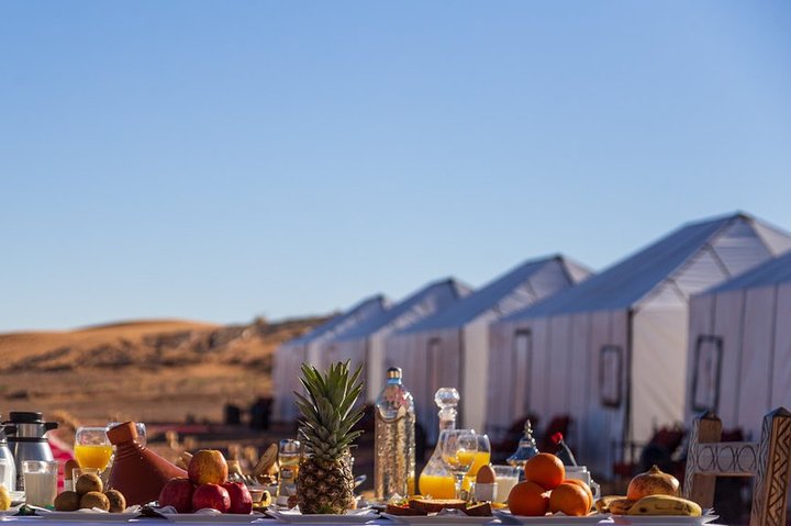 Merzouga: Übernachtung im Luxus-Wüstencamp mit Kamelritt, Mahlzeiten und Sandboarding