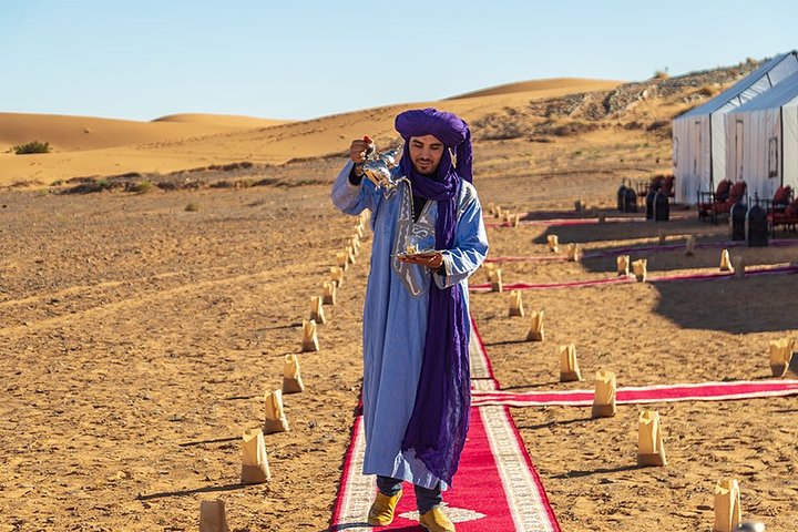 Merzouga: Übernachtung im Luxus-Wüstencamp mit Kamelritt, Mahlzeiten und Sandboarding