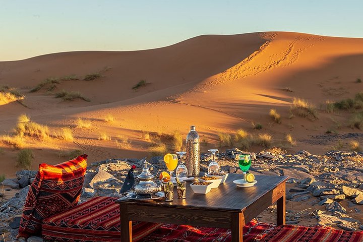 Merzouga: Übernachtung im Luxus-Wüstencamp mit Kamelritt, Mahlzeiten und Sandboarding