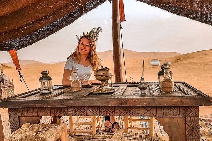 Merzouga: Übernachtung im Luxus-Wüstencamp mit Kamelritt, Mahlzeiten und Sandboarding