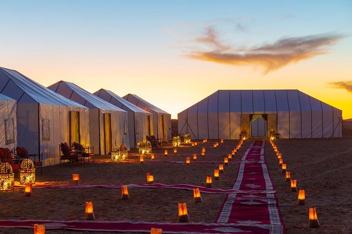 Merzouga: Übernachtung im Luxus-Wüstencamp mit Kamelritt, Mahlzeiten und Sandboarding