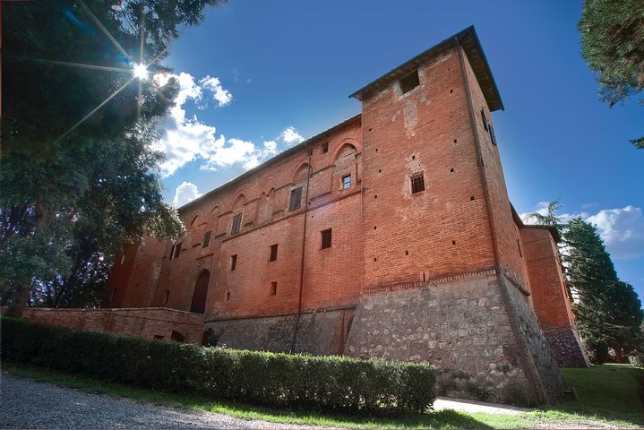 Montalcino: Brunello Weinprobe & Mittagessen in einer toskanischen Burg