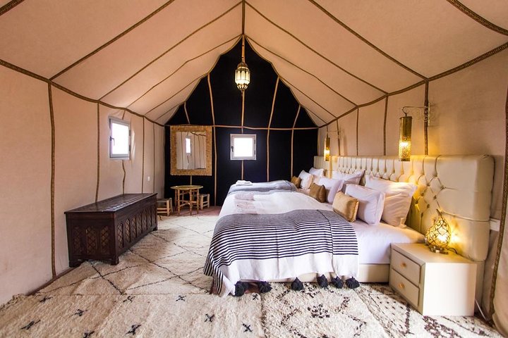 Alojamiento en Desert Camp con paseo en camello Todas las comidas y el sandboard