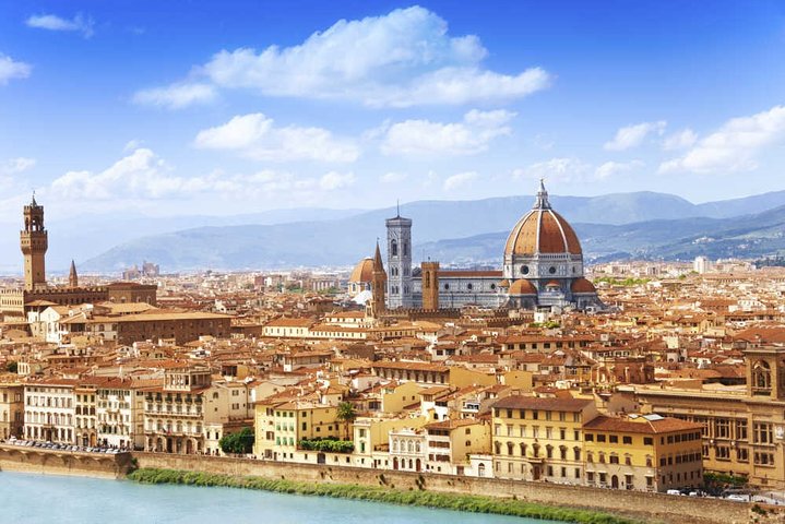 Privater Transfer von Bagnaia zum Flughafen Florenz (FLR)