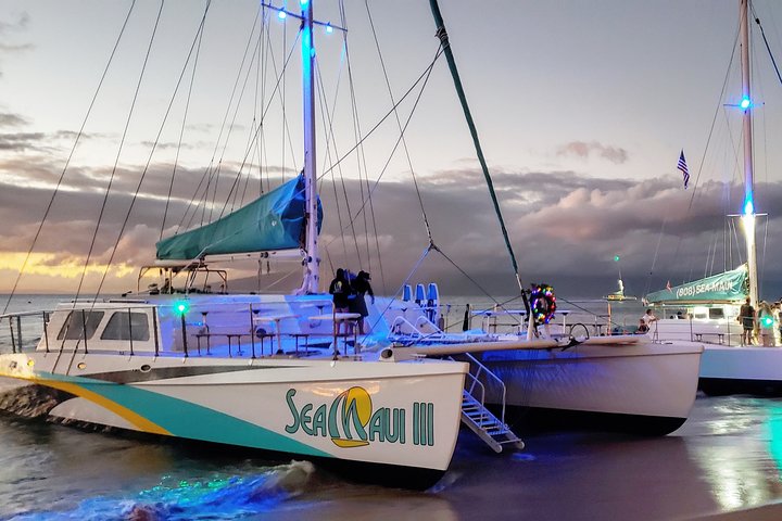 Crociera con cena al tramonto premium a Maui dalla spiaggia di Ka’anapali
