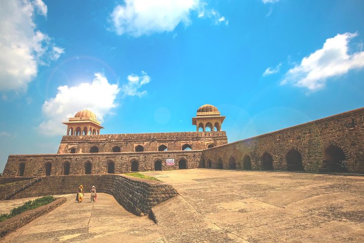 Indore nach Mandu und Maheshwar: Eine Tagestour zum Kulturerbe
