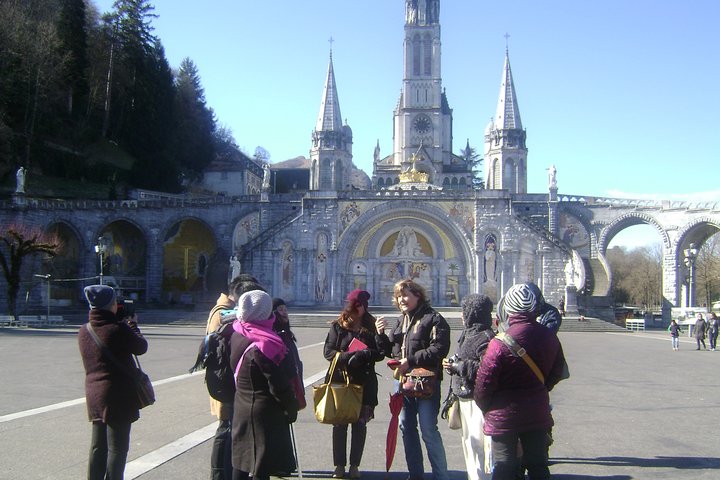 Notre Dame de Lourdes, visita guidata a piedi del santuario.