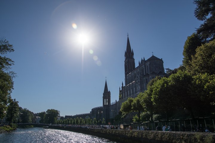 Notre Dame de Lourdes, visita guidata a piedi del santuario.