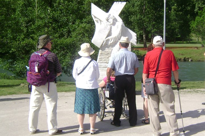 Notre Dame de Lourdes, visita guidata a piedi del santuario.