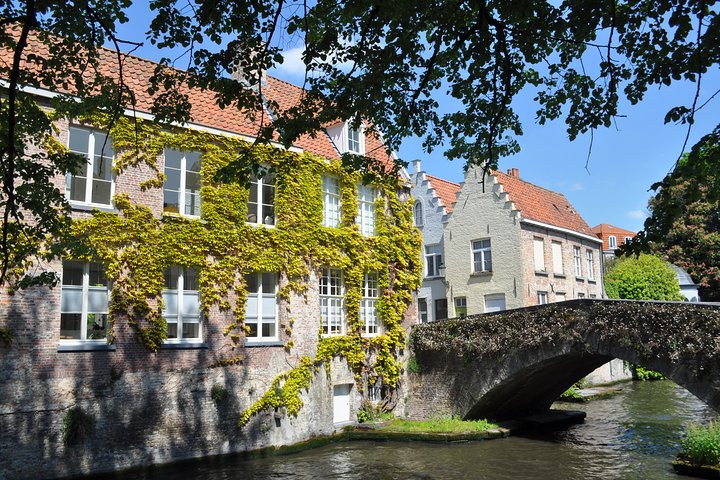 Boat trip, guided walk and chocolate