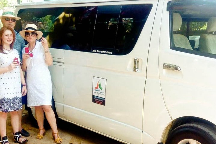 Privater Transfer von Kadugannawa City nach Colombo (CMB) Flughafen