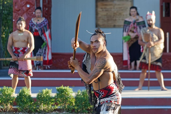 Tour cultural y geotérmico del País de las Maravillas de Rotorua – Partida de Tauranga