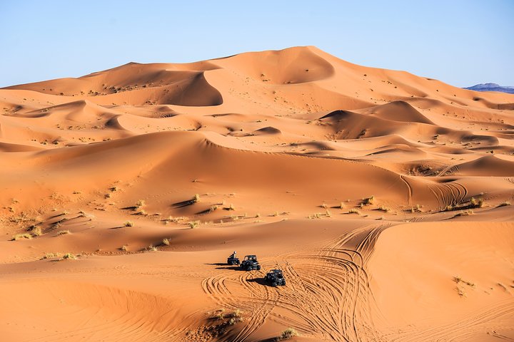Alojamiento en Desert Camp con paseo en camello Todas las comidas y el sandboard