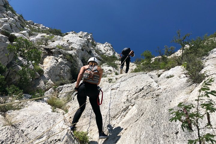 Nido de los Aguiluchos, Monterrey: Vandring + bergsklättring + 3 rappeller