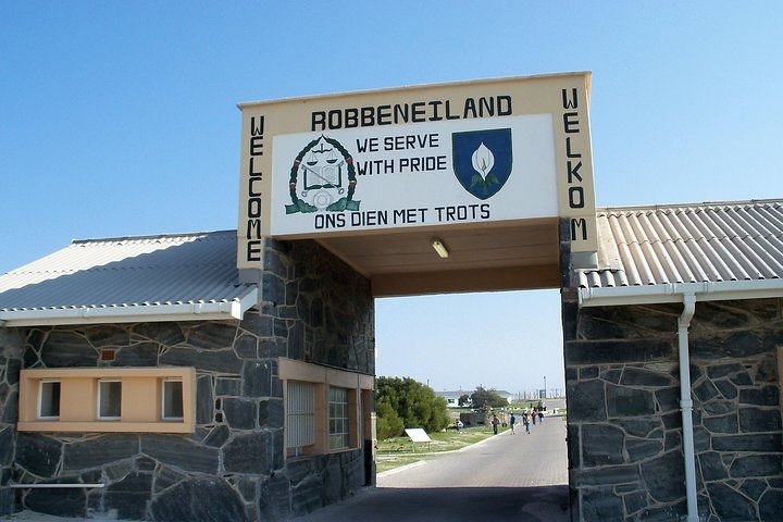 Visite de la prison d'une demi-journée de Robben Island avec billet de ferry pré-réservé.
