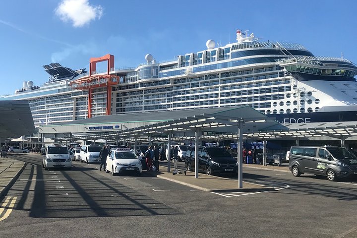 Privétransfer Southampton Cruise Terminal naar Heathrow Airport via Stonehenge