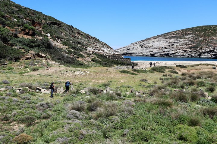 Geführte Wanderung in kleiner Gruppe in Andros mit Picknick am Strand