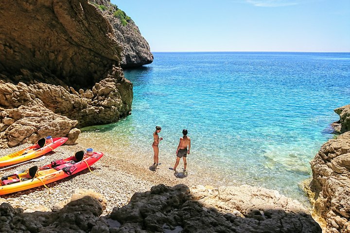 Cuevas inexploradas y paraíso para practicar snorkel: tour en kayak por Cala Granadella