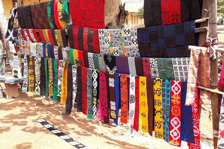 Tour culturale privato dei panni tradizionali di Kente e Adinkra
