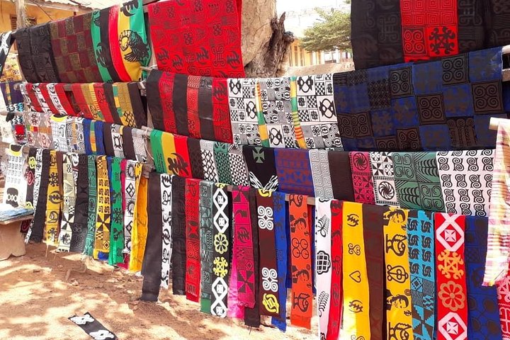 Tour culturale privato dei panni tradizionali di Kente e Adinkra