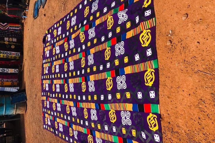 Tour culturale privato dei panni tradizionali di Kente e Adinkra
