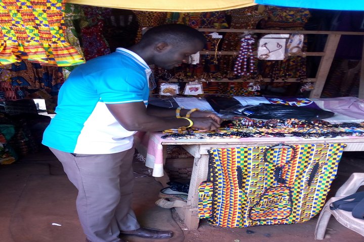 Tour culturale privato dei panni tradizionali di Kente e Adinkra