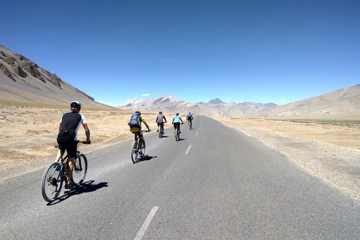 Tour privado de 9 días en bicicleta por la autopista de Manali a Leh