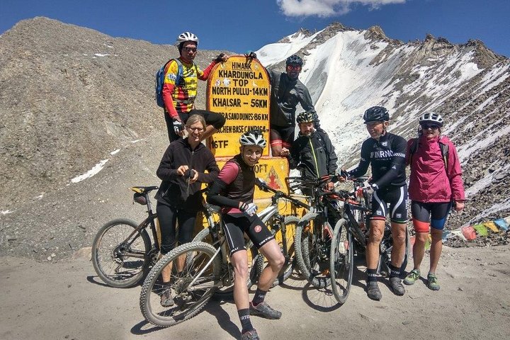 Tour privado de 9 días en bicicleta por la autopista de Manali a Leh