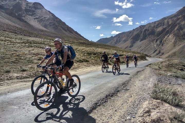Tour privado de 9 días en bicicleta por la autopista de Manali a Leh