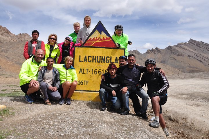 Tour privado de 9 días en bicicleta por la autopista de Manali a Leh