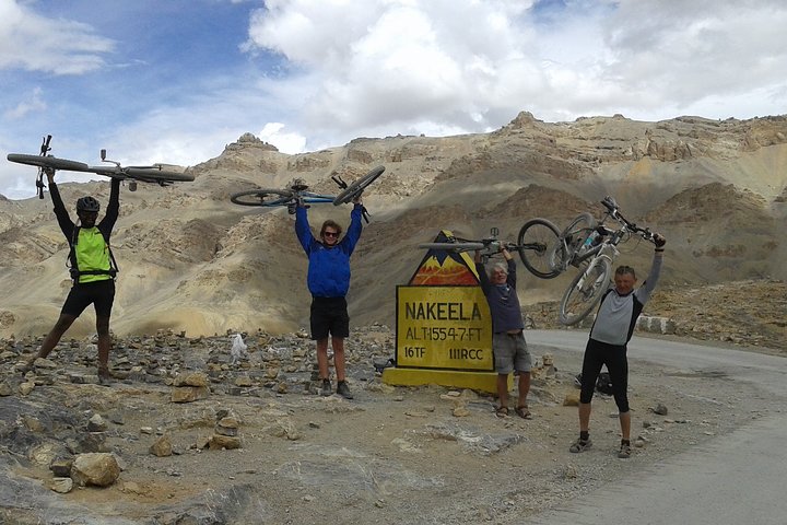 Tour privado de 9 días en bicicleta por la autopista de Manali a Leh