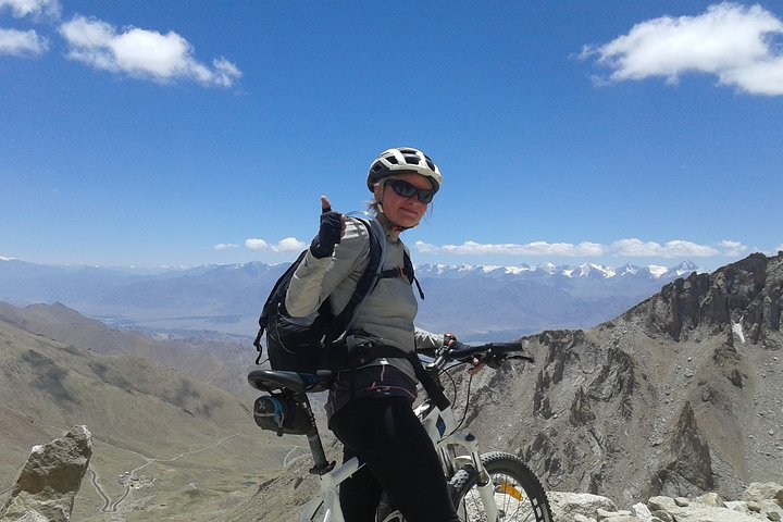 Tour privado de 9 días en bicicleta por la autopista de Manali a Leh