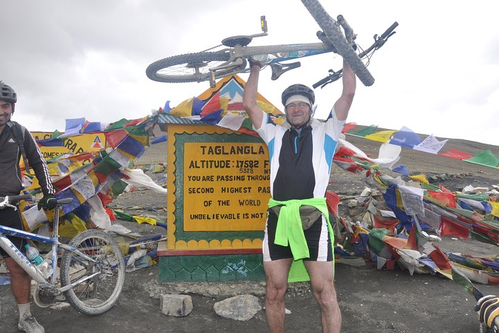 Tour privado de 9 días en bicicleta por la autopista de Manali a Leh