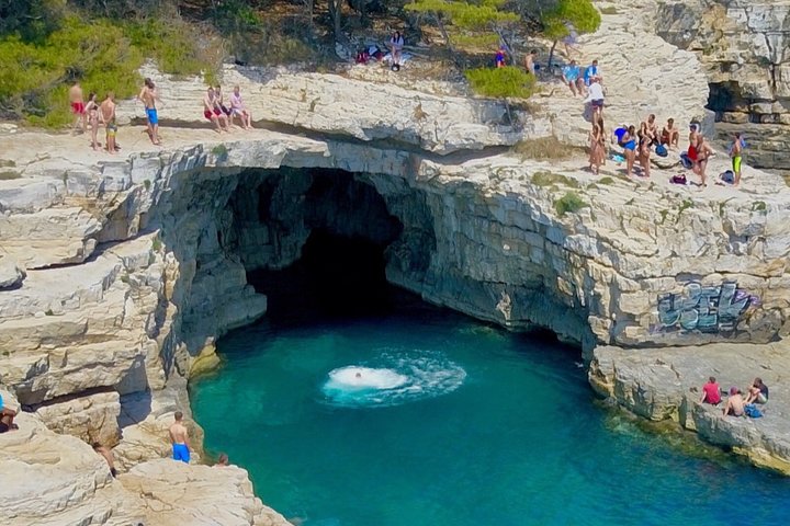 Pula : Tour en kayak por la Cueva del Mar con Snorkel & Cliff Jumping