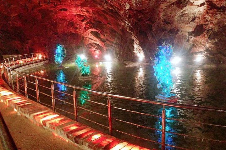 From Islamabad: Khewra Salt Mine, Kallar Kahar & Katas Raj Temple Day Trip
