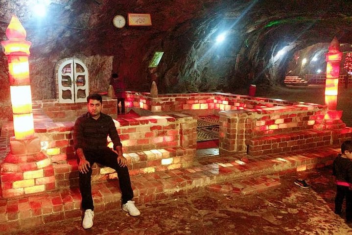 From Islamabad: Khewra Salt Mine, Kallar Kahar & Katas Raj Temple Day Trip