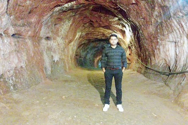 ラホールから:Katas Raj Temple、Khewra Salt Mines、Kalar Kahar Day Trip