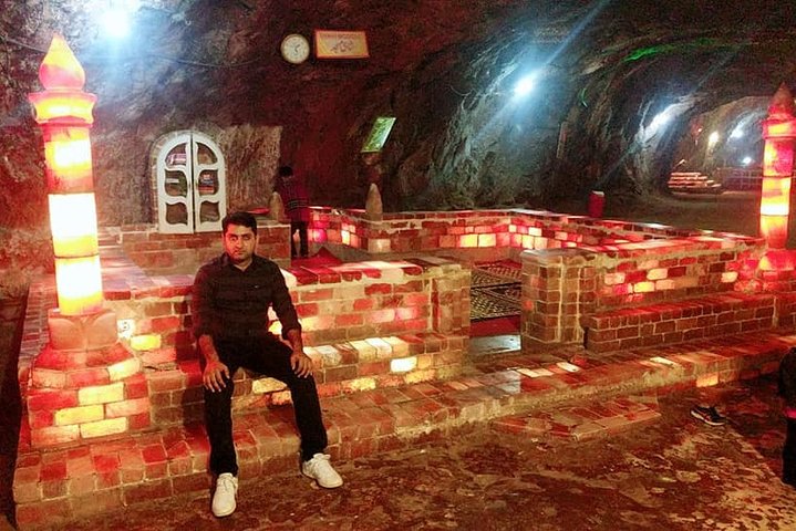ラホールから:Katas Raj Temple、Khewra Salt Mines、Kalar Kahar Day Trip