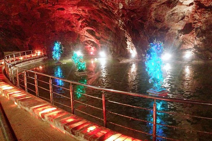 ラホールから:Katas Raj Temple、Khewra Salt Mines、Kalar Kahar Day Trip
