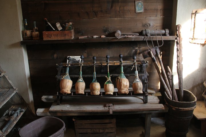 Degustazione di vino e cibo in cantina biologica familiare
