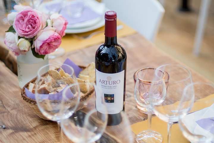 Degustazione di vino e cibo in cantina biologica familiare