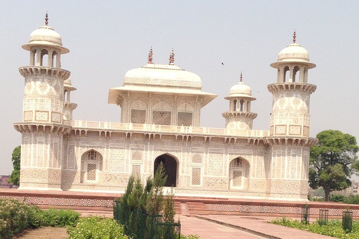 Hoteller i nærheden af Private Taj Mahal Sunrise and Agra Fort